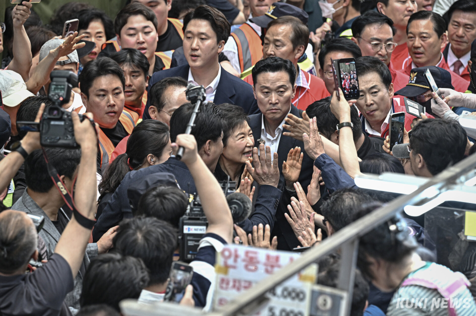 박근혜 전 대통령이 31일 대구 중구 서문시장을 찾아 시민들에게 인사하고 있다.