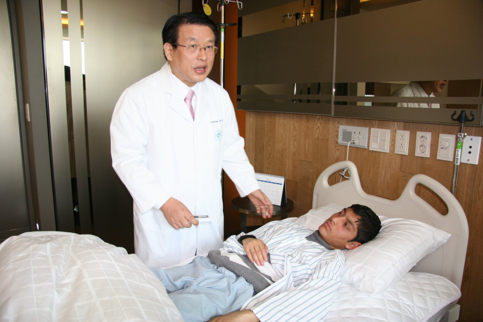 지난 2010년 최수봉 건국대학교 명예교수(왼쪽)와 만수르. 건국대학교병원 제공