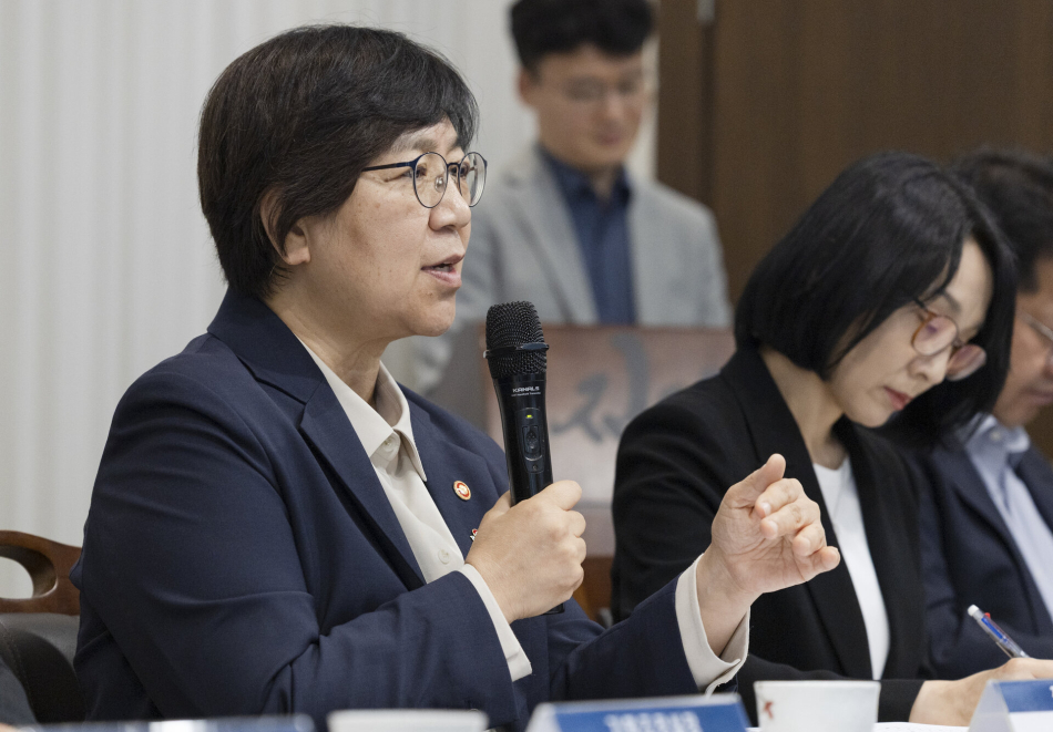 정은경 보건복지부 장관이 11일 출입기자단 정책간담회에서 응급의료에 관한 질문에 대한 답을 하고 있다. 보건복지부 제공