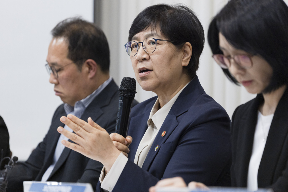 정은경 보건복지부 장관이 11일 출입기자단 정책간담회에서 기초연금 개편 방향에 관한 질의에 답하고 있다. 보건복지부 제공