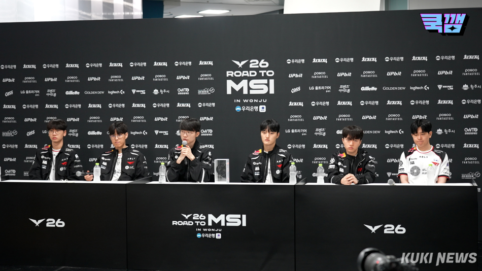 T1 선수단과 임재현 감독대행이 14일 원주DB프로미아레나에서 열린 ‘2026 로드 투 MSI’ 최종전 젠지와의 경기를 마친 뒤 기자회견에 임하고 있다. 쿠키뉴스 쿡깸