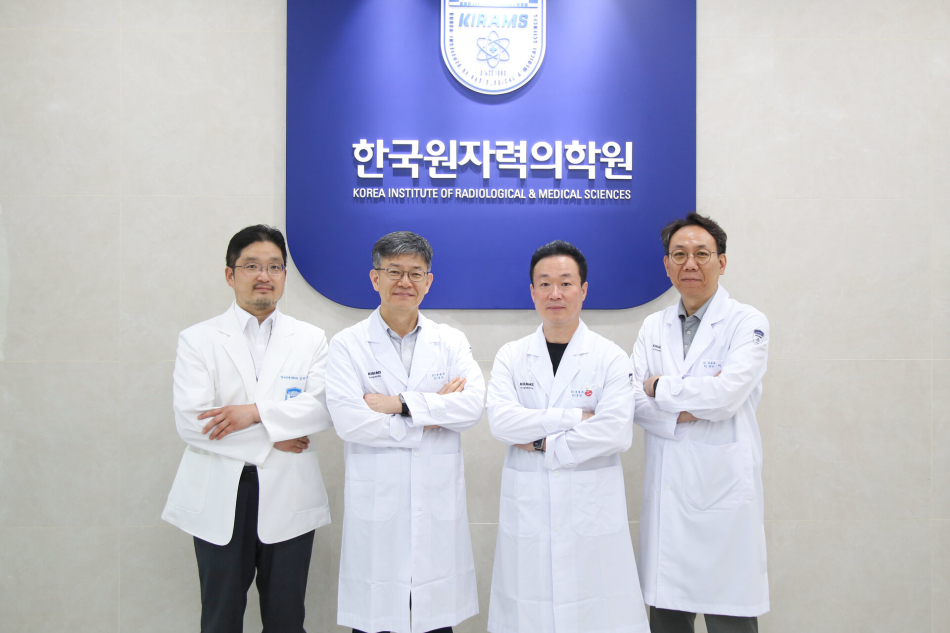 (사진 왼쪽부터)한국원자력의학원 장원일 방사선종양학과 교수, 김경민 방사선의학연구소장, 조일성 책임연구원, 이교철 RI응용부장. 원자력의학원 제공