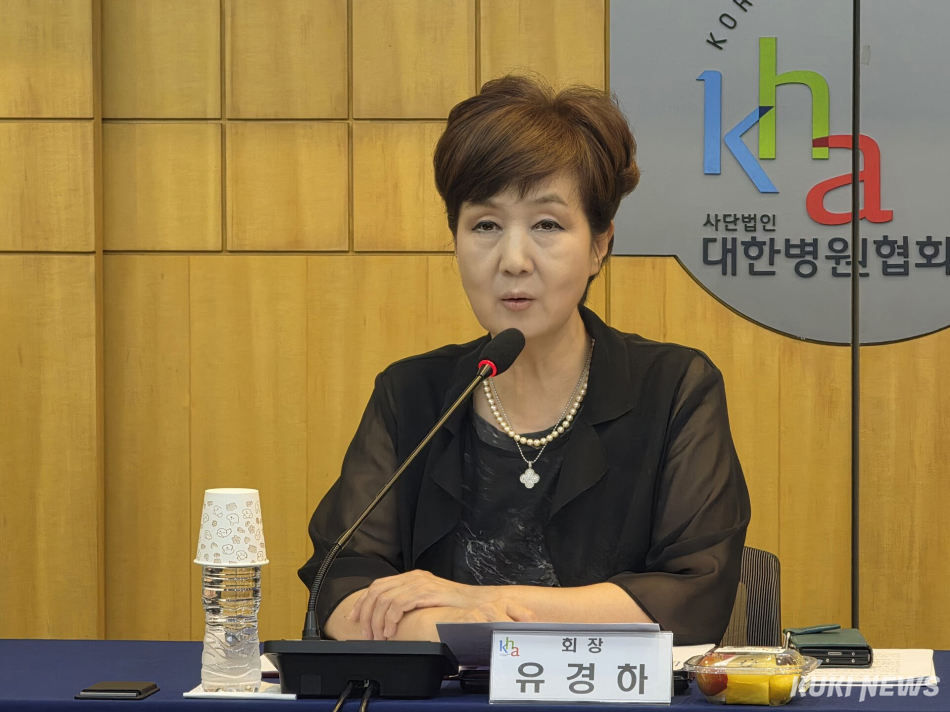 유경하 대한병원협회 회장이 기자들의 질문에 답하고 있다. 이찬종 기자