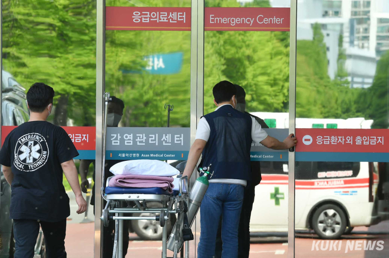 서울의 한 응급의료센터 안으로 구급대원이 들어가고 있다. 쿠키뉴스 자료사진