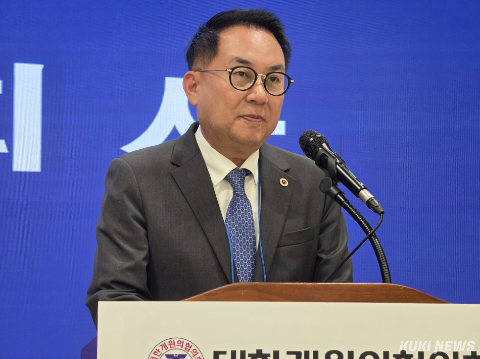 박근태 대한개원의협의회 회장이 27일 대한개원의협의회 제39차 정기 평의원 총회에서 개회사를 낭독하고 있다. 이찬종 기자