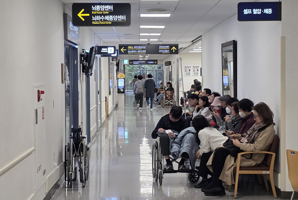 서울의 한 대학병원에서 환자와 보호자들이 진료를 기다리고 있다. 쿠키뉴스 자료사진