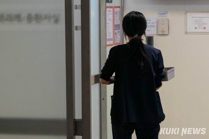 서울의 한 병원에서 간호사가 이동하고 있다. 쿠키뉴스 자료사진