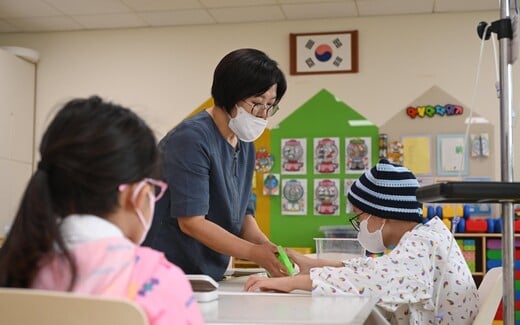 병원 복도 끝 작은 교실…아픈 아이들의 수업은 계속된다