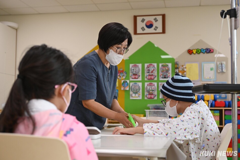 5월28일 경기 고양시 국립암센터 소아병동에서 병원학교 수업이 진행되고 있다. 임은재 기자