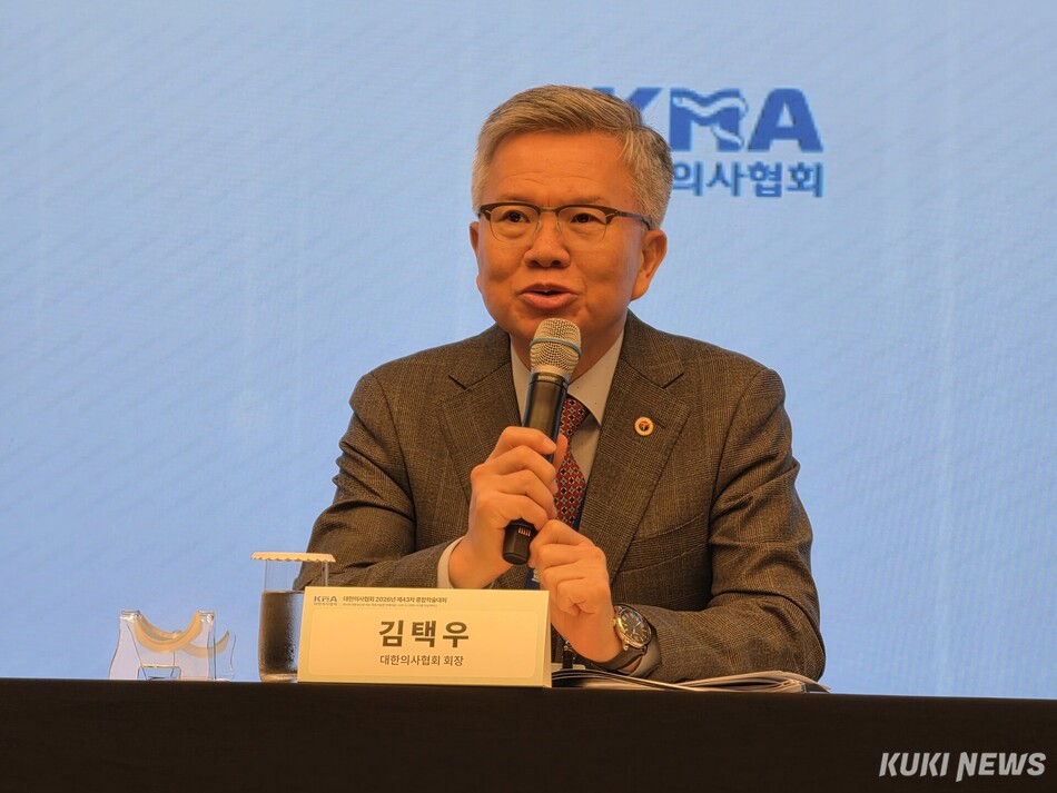 김택우 대한의사협회 회장이 기자들의 질문에 답변하고 있다. 이찬종 기자