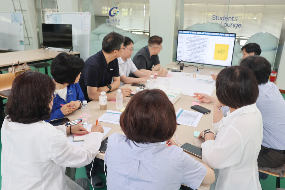 가천대 길병원 진료·행정·간호 분야 보직자와 관리자들이 지난 11일 가천대학교 강화캠퍼스 강당에서 ‘제1차 통합 AI 리더십 워크숍’을 진행했다. 가천대 길병원 제공
