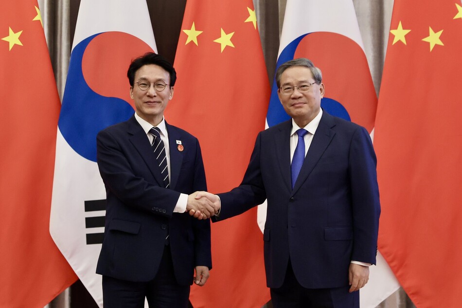 6월23일 중국을 방문한 김민석 전 국무총리가 중국 다롄의 방추도호텔에서 리창 중국 국무원 총리와 악수하고 있다. 연합뉴스