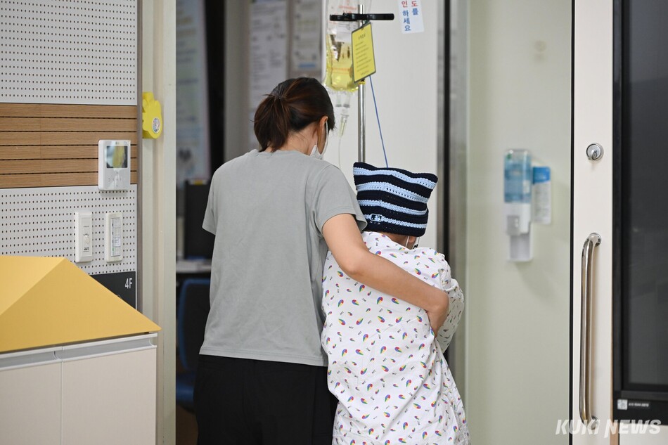 5월28일 경기 고양시 국립암센터 소아병동에서 병원학교 수업이 진행되던 중 한 학생이 보호자와 함께 교실을 나서고 있다. 임은재 기자