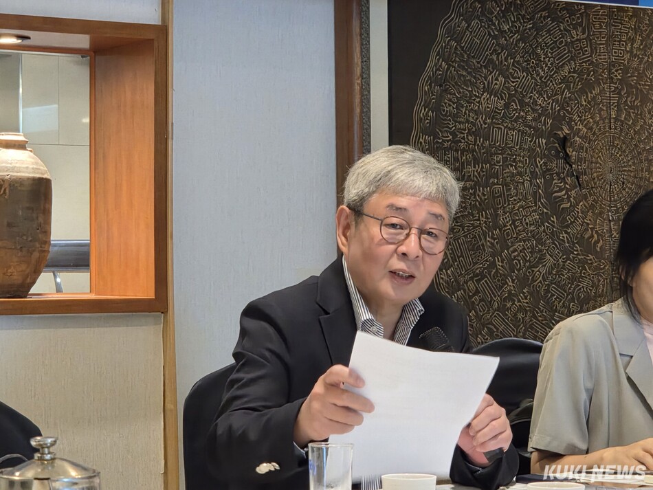 한상원 대한민국의학한림원장이 16일 서울 종로구 모처에서 열린 ‘의사과학자 100인 선정 사업’ 기자간담회에서 사업 소개를 하고 있다. 신대현 기자