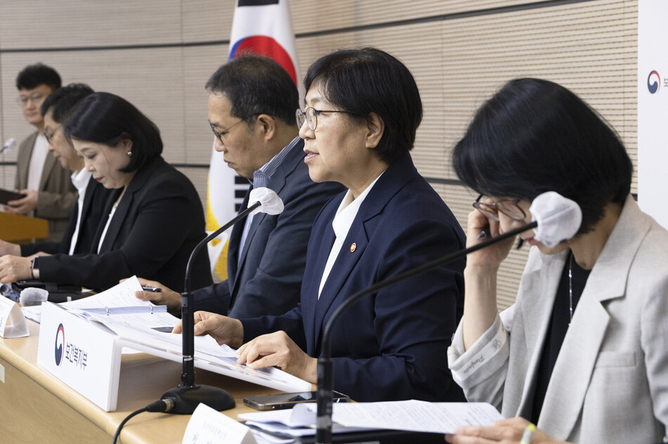 정은경 보건복지부 장관이 15일 정부서울청사에서 2026년 하반기 업무보고 전 사전브리핑을 하고 있다. 보건복지부 제공