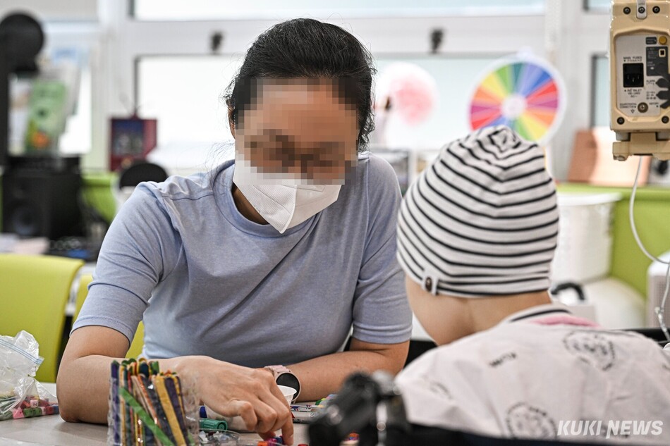 6월4일 서울 성북구 고려대 안암병원 어린이꿈교실에서 한 어린이가 수업에 참여하고 있다. 남동균 기자
