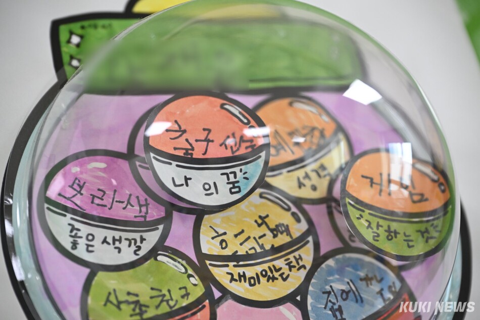 5월28일 경기 고양시 국립암센터 소아병동 병원학교 학생들이 직접 만든 작업물이 교실 벽에 붙어 있다. 임은재 기자