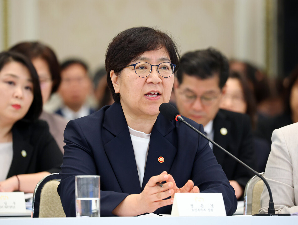 정은경 보건복지부 장관이 16일 청와대 영빈관에서 열린 이재명 대통령 주재 부처 업무보고에서 보고하고 있다. 연합뉴스