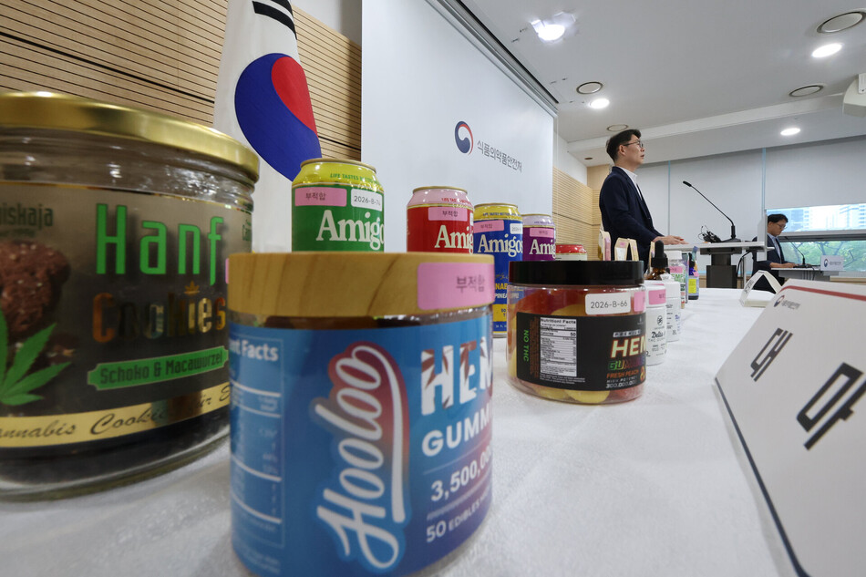 Ông Nam Baek-sang, Trưởng phòng An toàn Nhập khẩu và Phân phối thuộc Bộ An toàn Thực phẩm và Dược phẩm, đang thông báo cho các phóng viên vào ngày 22 về việc phát hiện thực phẩm mua trực tiếp từ nước ngoài có chứa ma túy và kết quả các biện pháp ngăn chặn việc nhập khẩu chúng vào nước ta. (Yonhap News)